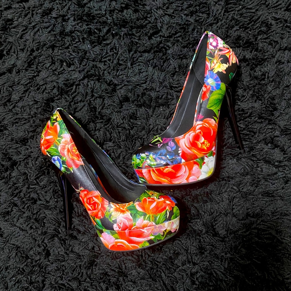 Beautiful Floral Heels by Hot Tomato 🌹